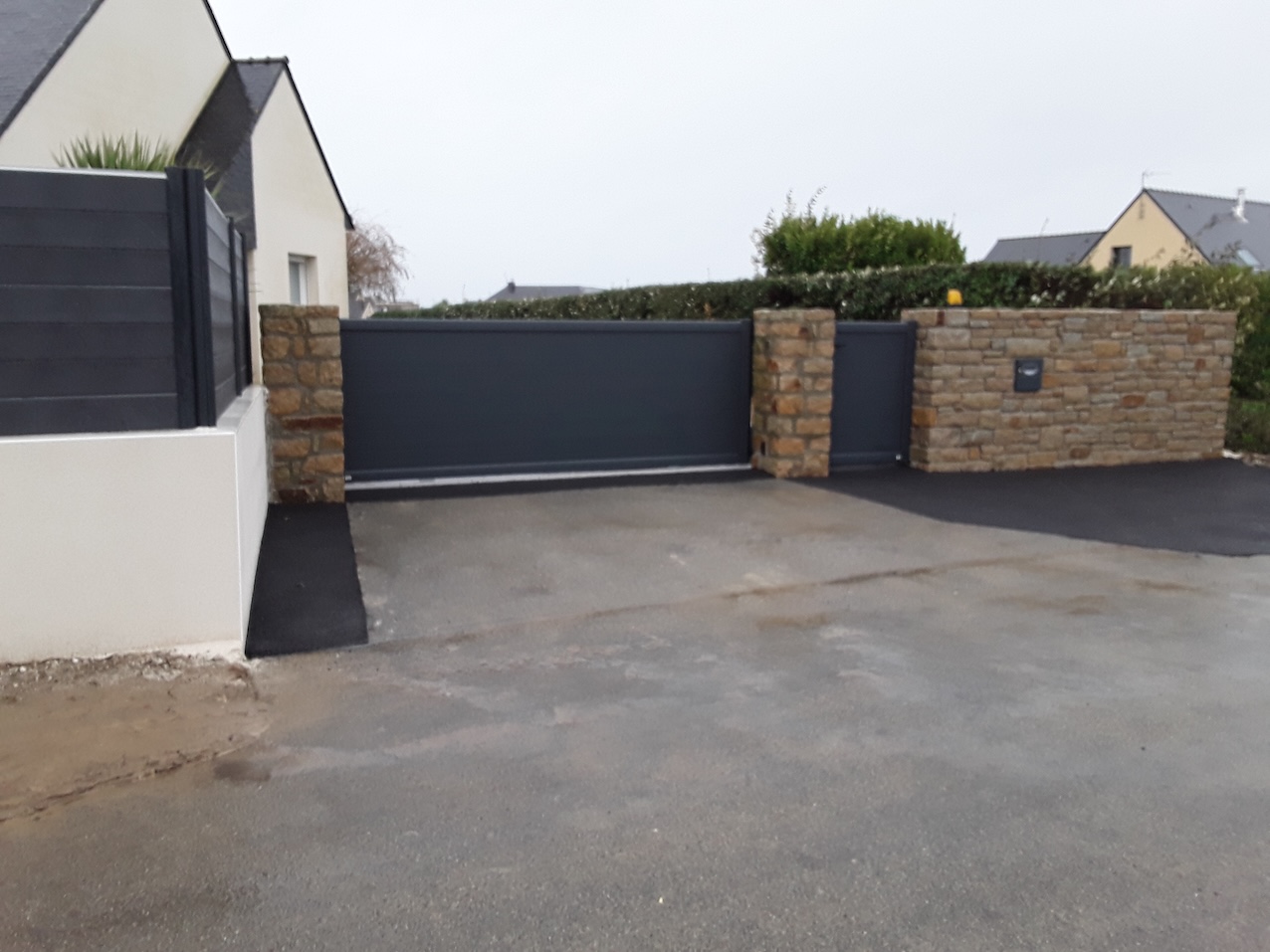 portail aluminium design cadre discret