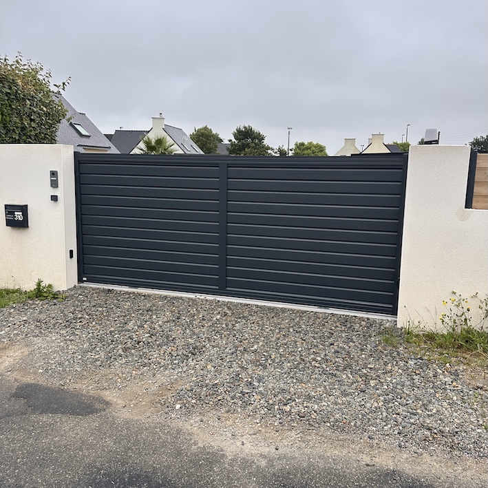 portail aluminium moderne maison contemporaine