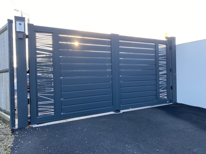 portail aluminium moderne cadre noir