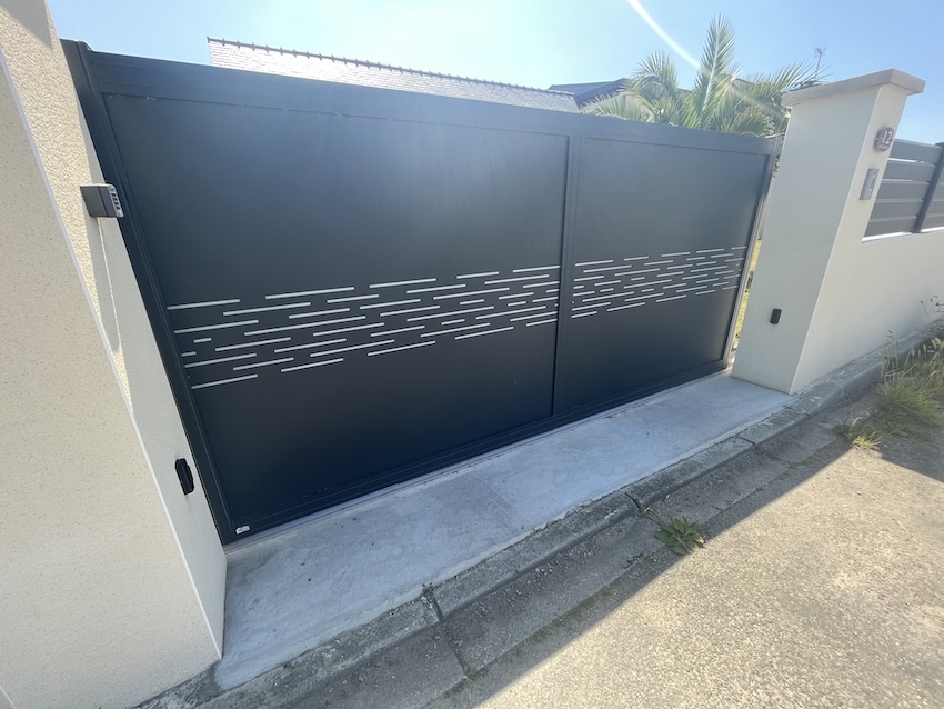 portail aluminium cadre robuste moderne