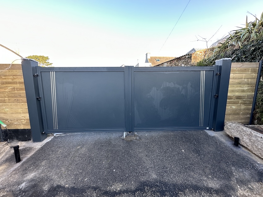 portail aluminium battant 2 vantaux