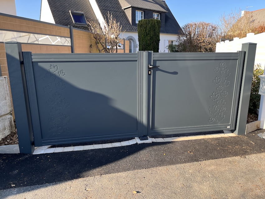 portail aluminium motorisé télécommande sécurité