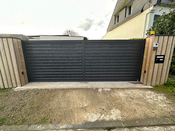 portail aluminium motifs décoratifs géométriques