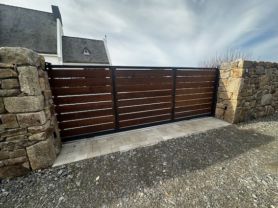 portail cadre aluminium lames bois moderne