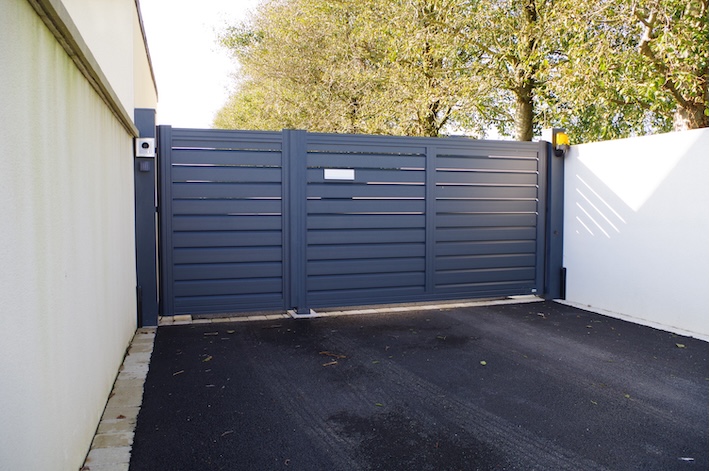 portail aluminium battant serrure sécurisée