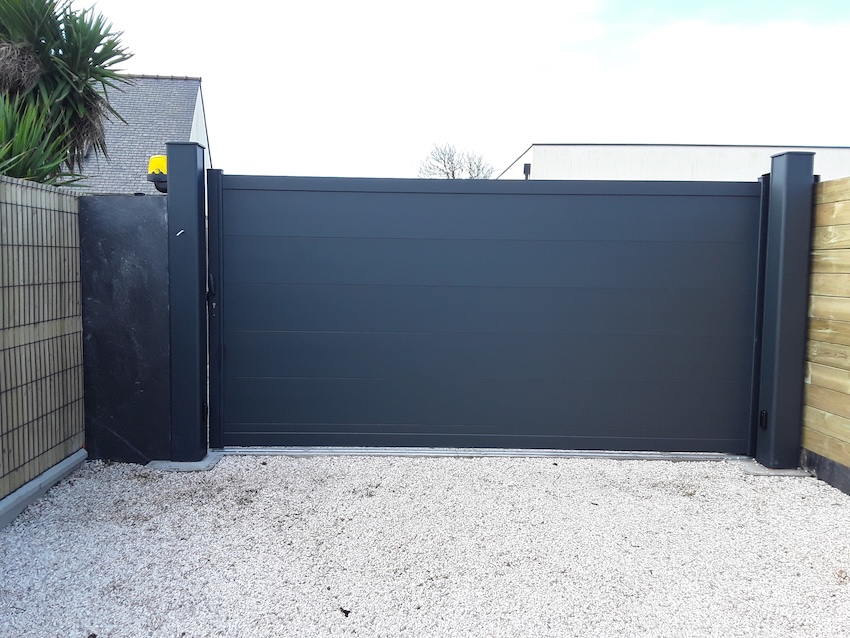 portail aluminium cadre noir mat lames horizontales