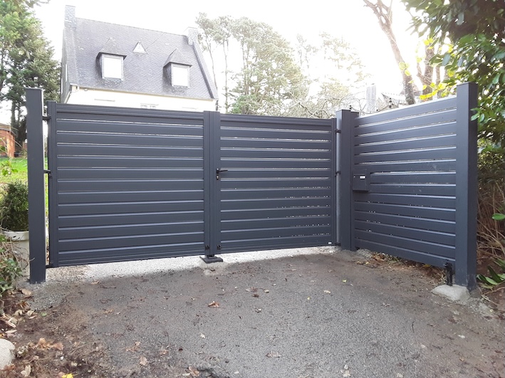 portail aluminium lames inclinées design