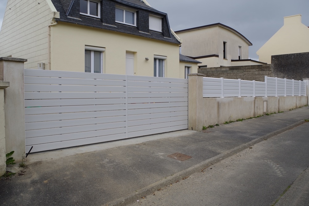 portail PVC blanc classique maison