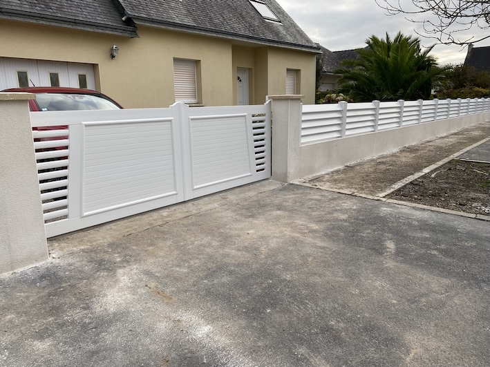 portail PVC sur mesure lames pleines