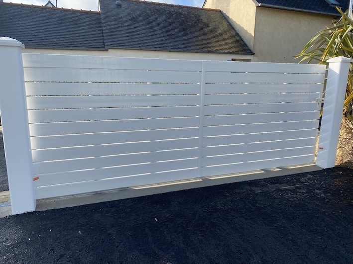 portail PVC coulissant design villa