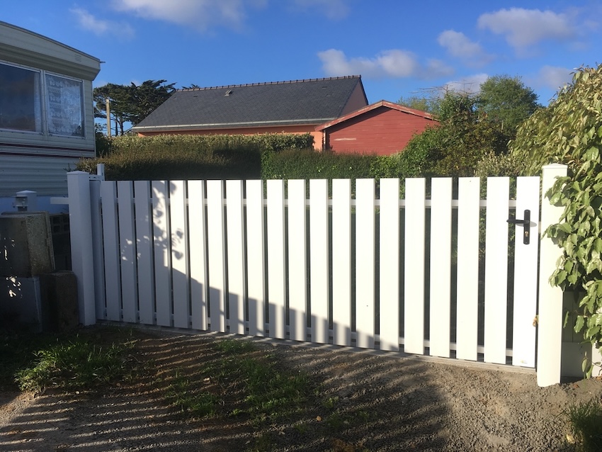 portail PVC imitation bois élégant