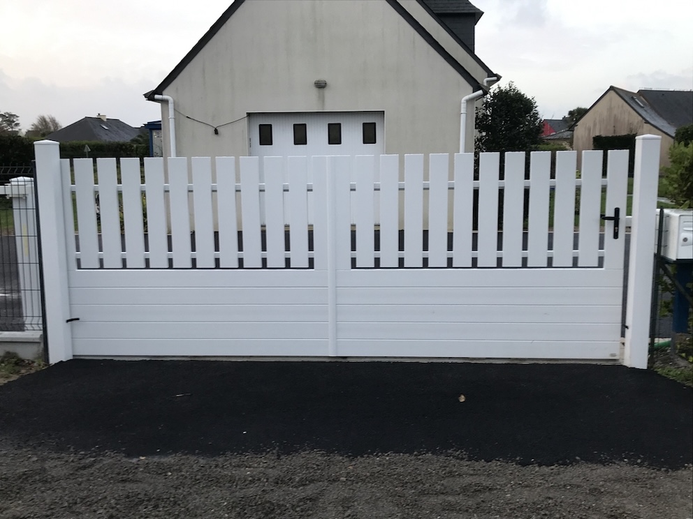 portail PVC cadre renforcé sécurité