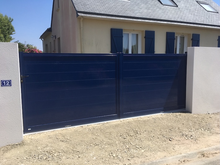 portail aluminium contemporain remplissage plein