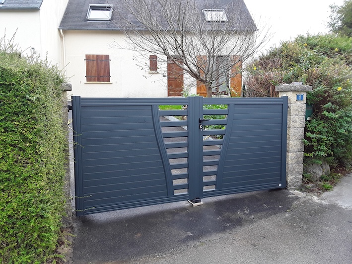 portail aluminium contemporain remplissage plein